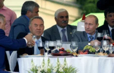 Někdejší prezident Kazachstánu Nursultan Nazarbajev u Vladimira Putina v Moskvě (2006)