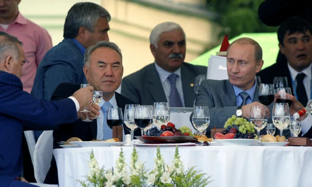 Někdejší prezident Kazachstánu Nursultan Nazarbajev u Vladimira Putina v Moskvě (2006)