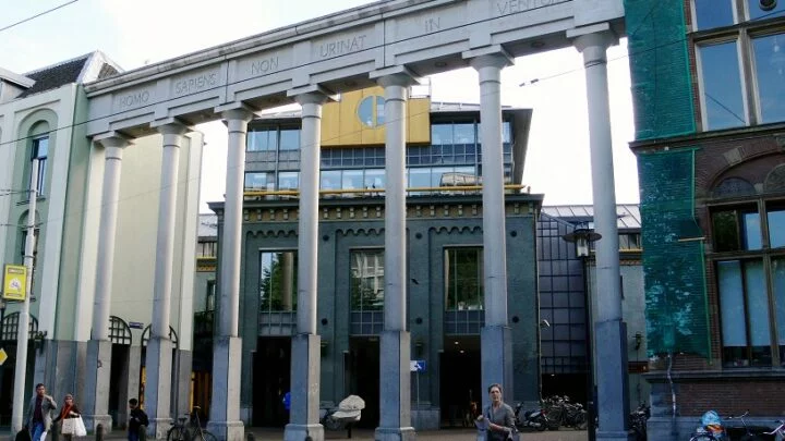 V Amsterdamu stojí novodobý portál s provokativním latinským nápisem