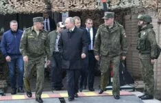 Vladimir Putin (uprostřed) na setkání s ruským ministrem obrany Sergejem Šojgu (vlevo) a náčelníkem generálního štábu Valerijem Gerasimovem (vpravo).