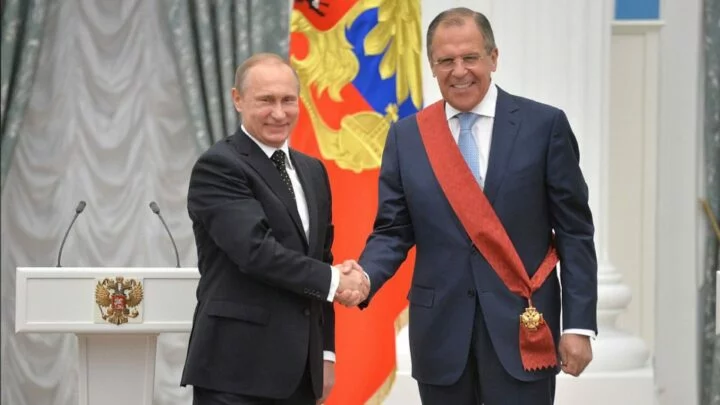 Vladimir Putin a ministr zahraničí Ruska Sergej Lavrov.