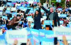 Demokratická kongresmanka Alexandria Ocasio-Cortezová společně s kandidátem na demokratického prezidenta Berniem Sandersem během kampaně v Long Island City, NY v říjnu 2019.