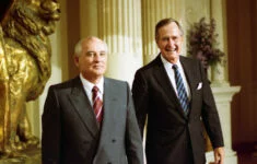Michail Gorbačov a George H. W. Bush při společném setkání v Helsinkách