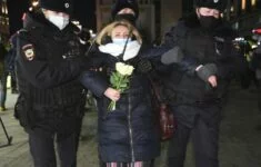 Ruská policie během zásahu v Moskvě proti demonstrantům na podporu Ukrajiny (24. 2. 2022)
