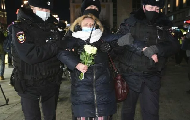 Ruská policie během zásahu v Moskvě proti demonstrantům na podporu Ukrajiny (24. 2. 2022)