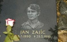 Pamětní deska Jana Zajíce poblíže pomníku sv. Václava na Václavském náměstí v Praze