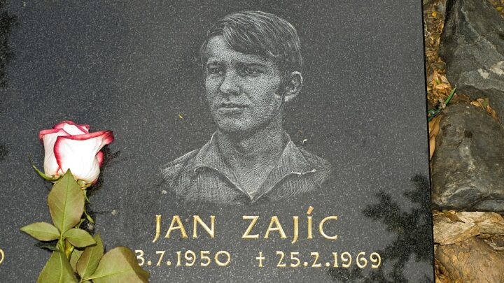 Pamětní deska Jana Zajíce poblíže pomníku sv. Václava na Václavském náměstí v Praze