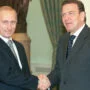 Gerhard Schröder s Vladimirem Putinem na archivním snímku