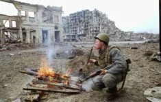 Ruský voják v troskách čečenské metropole Groznyj (1995)
