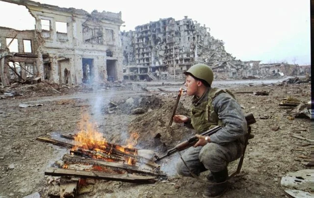 Ruský voják v troskách čečenské metropole Groznyj (1995)