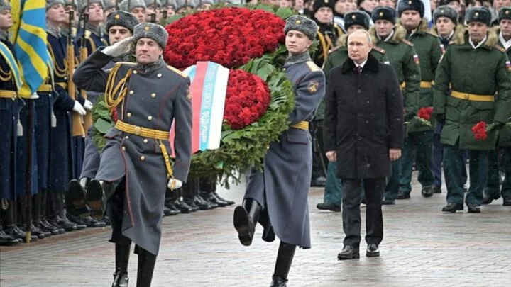 Vladimir Putin klade věnec u Hrobu neznámého vojína. 