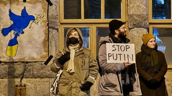 Protest proti válce Ruska na Ukrajině v Helsinkách 28. února 2022