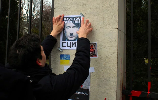 Před Velvyslanectvím Ruské federace v Praze se stále opakují protesty proti ruské válce na Ukrajině