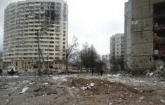 Zničené obytné domy ve městě Černihiv