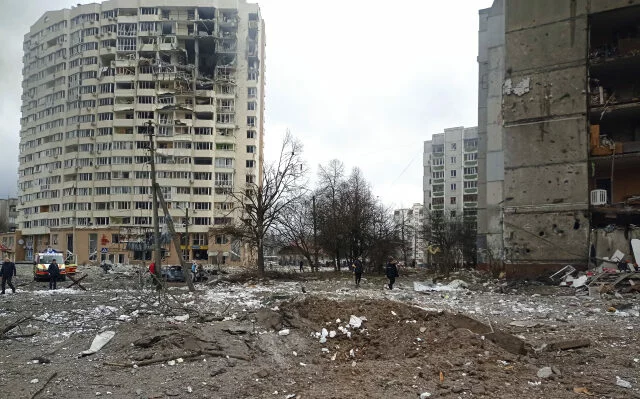Zničené obytné domy ve městě Černihiv