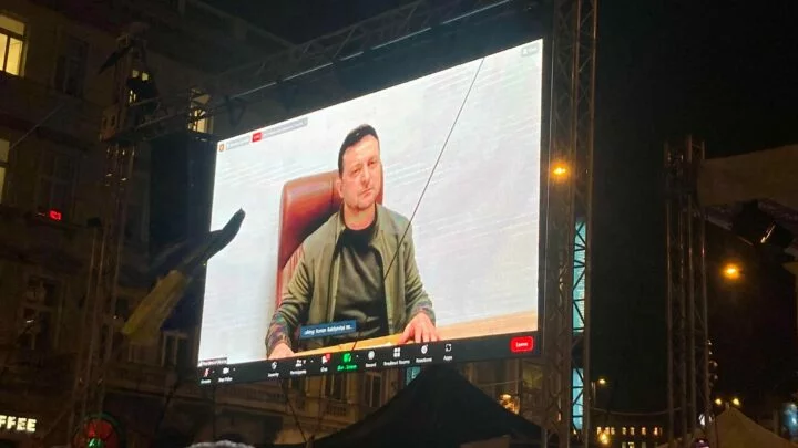 Ukrajinský prezident Volodymyr Zelenskyj hovořil k Václavskému náměstí