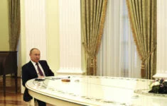 Putin u dlouhého stolu v Kremlu jednal v letech 2021-2022 s řadou západních státníků