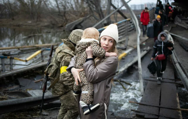Ukrajinci prchají z ostřelovaných měst. Někteří ale na okupovaných územích padli do rukou ruské armády. Ilustrační foto