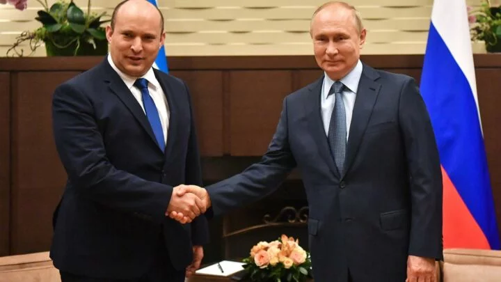 Izraelský premiér Naftali Bennett a ruský prezident Vladimir Putin na schůzce v říjnu 2021