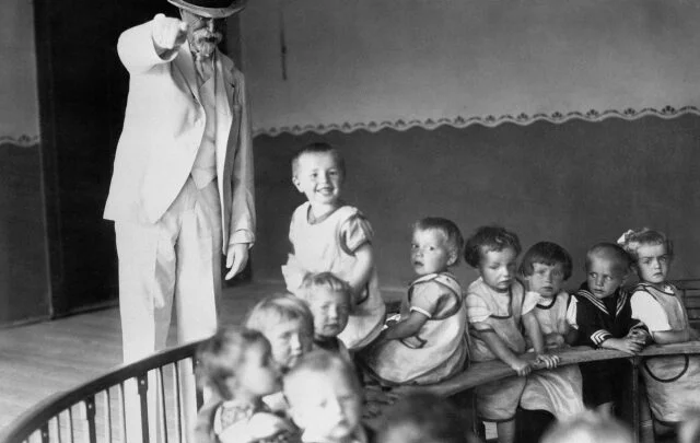 Středoevropan a prezident republiky T. G. Masaryk v dětském útulku v Úpici