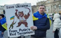 Ukrajinská demonstrace proti Putinovi 27. února 2022.