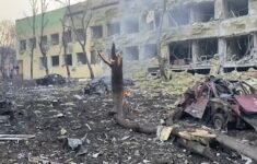 Bombardování nemocnic se Rusové od počátku války nevyhýbají. Na fotografii je dětská nemocnice a porodnice v Mariupolu...
