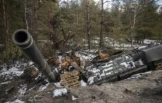 Vrak zničeného ruského tanku na Ukrajině. Ilustrační foto