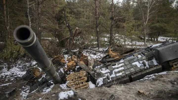 Vrak zničeného ruského tanku na Ukrajině. Ilustrační foto