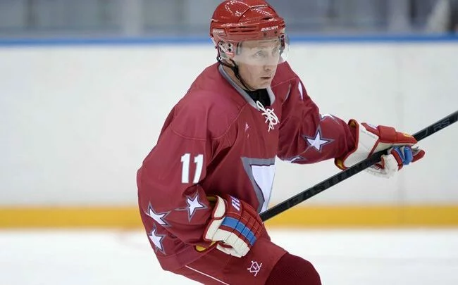 Vladimir Putin se rád předvádí i jako hokejista.