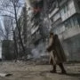 Následky ruského ostřelování ukrajinského Mariupolu (2022).