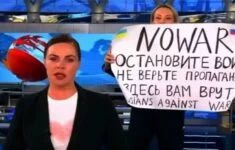 Marina Ovsjannikovová vystoupila během živého vysílání s protiválečným transparentem