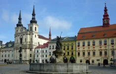 Masarykovo náměstí v Jihlavě s kostelem sv. Ignáce, radnicí a kašnou
