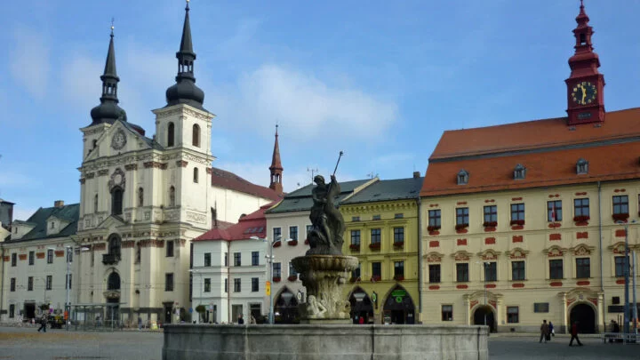 Masarykovo náměstí v Jihlavě s kostelem sv. Ignáce, radnicí a kašnou