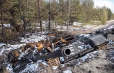 Zničený tank po bojích na Ukrajině