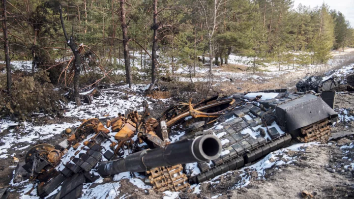 Zničený tank po bojích na Ukrajině