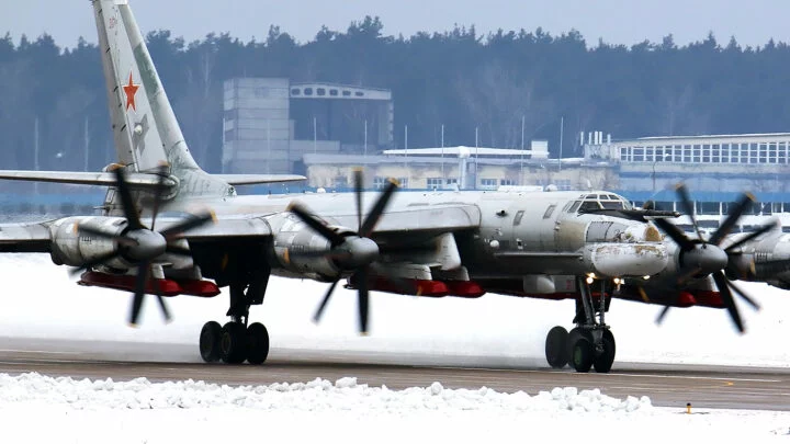 Ruský strategický bombardér Tu-95MSM se střelami Kh-101