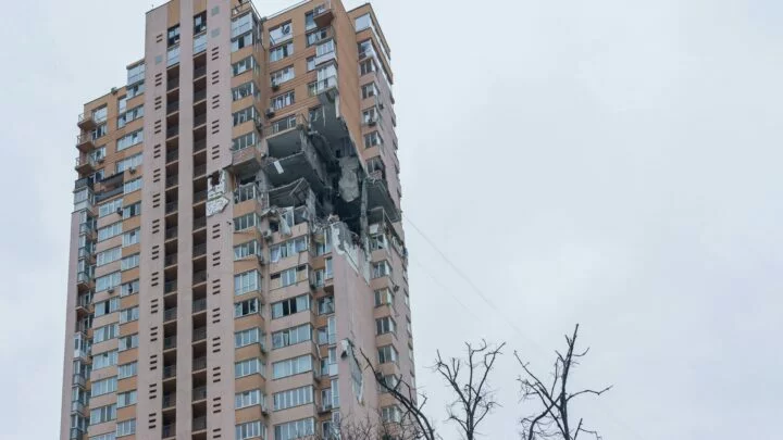 Zničený dům po ruském náletu v Kyjevě (ilustrační foto)