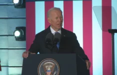 Joe Biden při projevu ve Varšavě