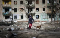 Město Mariupol na okupovaném území Ukrajiny utrpělo ruskými útoky. 