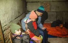 Ukrajinští civilisté se ukrývají před ruským bombardováním.