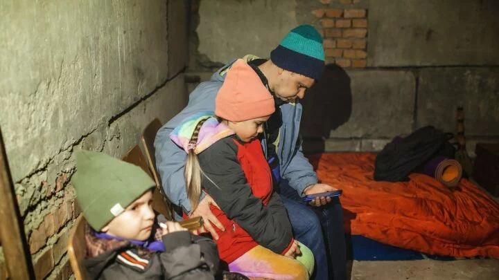 Ukrajinští civilisté se ukrývají před ruským bombardováním.