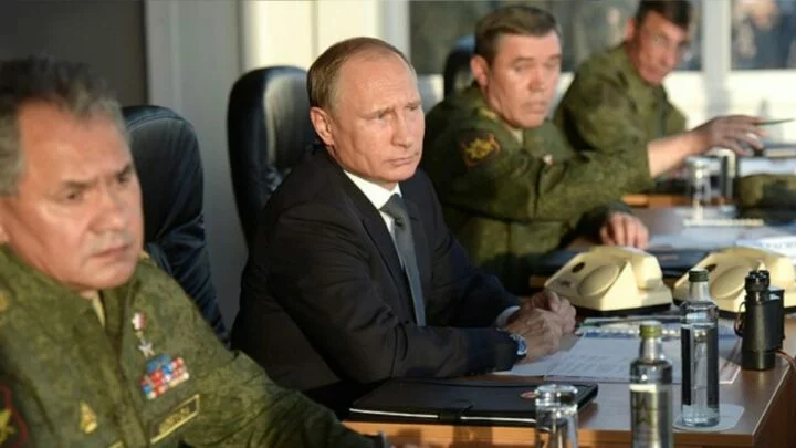Vladimir Putin na vojenském cvičení v roce 2015.