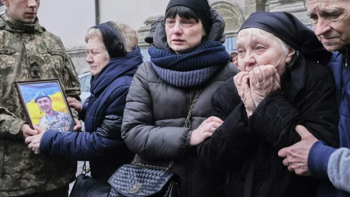Naši muži umírají. Paní Lyudmyla pochovala syna. Dmytro Oliynyk zemřel při bombardování v Mykolajivě. Pohřeb mu pomáhala vystrojit jeho sestřenice Olena Mykhalova (uprostřed)