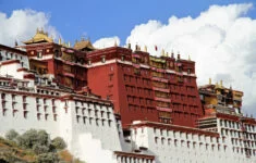 Palác Potala ve Lhase v Tibetu anektovaném komunistickou Čínou
