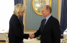 Marine Le Penová na setkání s Vladimirem Putinem v roce 2017. 