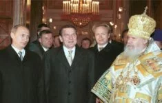 Putin, německý spolkový kancléř Gerhard Schröder a patriarcha moskevský a celé Rusi Alexij II. před vánoční bohoslužbou.