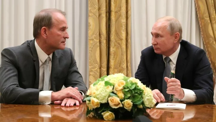 Viktor Medvedčuk s Vladimirem Putinem v roce 2019