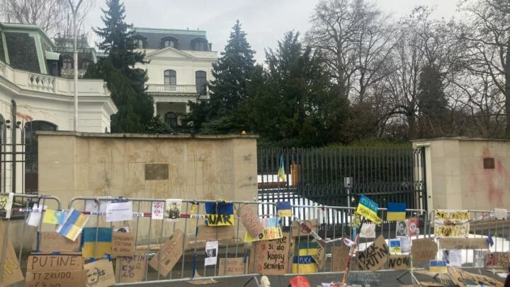 Ruská ambasáda po vypuknutí války na Ukrajině.