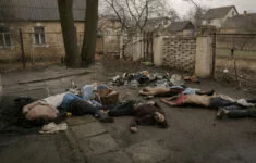 Symbolem Putinových válečných zločinů se stali brutálně povraždění civilisté v Buči.