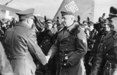 Za přísných bezpečnostních opatření navštívil Hitler 10. března 1943 velitelství Skupiny armád Jih v Záporoží. Na polním letišti jej vítá polní maršál Erich von Manstein, vpravo přihlížejí Hans Baur a polní maršál Wolfram von Richthofen